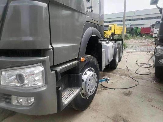 Trasmissione manuale Grigio Sinotruk Camion pesante 6*4 Tractor Truck pneumatico senza tubo