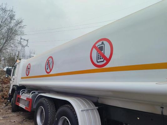 Cisterna del carburante per il deposito di petrolio 6X4 Tipo quadrato 300L Cisterna del carburante Sinotruk 9000kg