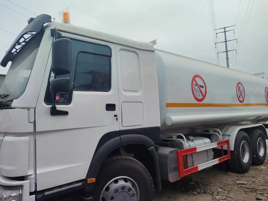 Cisterna del carburante per il deposito di petrolio 6X4 Tipo quadrato 300L Cisterna del carburante Sinotruk 9000kg
