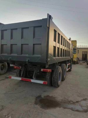 HOWO 6*4 Camion spazzatura 10 pneumatici di seconda mano Grigio Colore Sinotruk 351-450hp 8500*2496*3450 mm