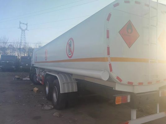 HOWO 8*4 Fuel Oil Tank Truck con e 1 anno di servizio post-vendita