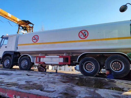HOWO 8*4 Fuel Oil Tank Truck con e 1 anno di servizio post-vendita