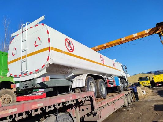 HOWO 8*4 Fuel Oil Tank Truck con e 1 anno di servizio post-vendita