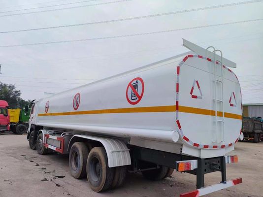 HOWO 8*4 Fuel Oil Tank Truck con e 1 anno di servizio post-vendita