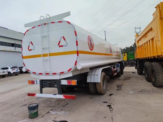 351-450 CV Siontruk HOWO Euro 3/4/5 8*4 Fuel Tanker Truck 10350X2496X3048mm per la consegna del carburante