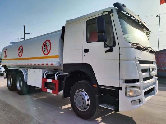 10350x2496x3048mm HOWO 6X4 Camion del carburante 20000-25000 litri Serbatoio del carburante Camion del petrolio