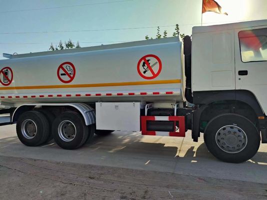 10350x2496x3048mm HOWO 6X4 Camion del carburante 20000-25000 litri Serbatoio del carburante Camion del petrolio
